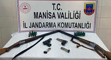 İki evde yapılan aramada ruhsatsız silah ve tüfekler ele geçirildi