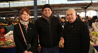 İYİ Parti Akhisar Belediye Başkan Adayı Hüseyin Ali Doğan, Çarşamba pazarını ziyaret etti