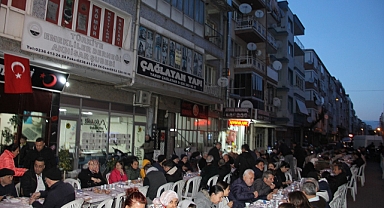 Akhisar'da 16 sokak esnafından Bin kişilik iftar