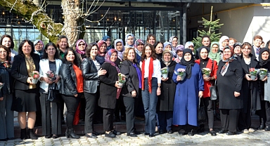 Akhisar'da CHP Kadın Kollarından Anlamlı 8 Mart Kutlama programı