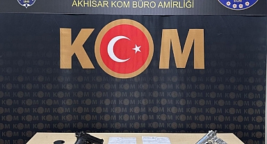 Akhisar'da esnaf ve vatandaştan silah zoru ile para alan şahıslar yakalandı