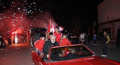 Şampiyon Yıldırımspor Coşkuyla Karşılandı