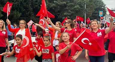 Öğretmen ve öğrenciler 23 nisan Ulusal Egemenlik ve Çocuk Bayramı yürüyüşünü coşkuyla yaptı