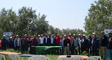 TEMA Vakfı’nın Zeytinlik Alanlarda Yeşil Gübreleme Uygulamalarının Yaygınlaştırılmasını amaçlayan projesinin 3. yılında çiftçi eğitim çalışmaları devam diyor.
