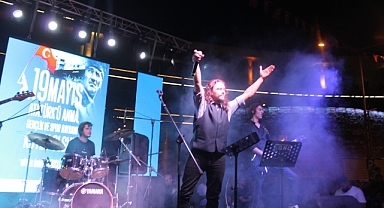 19 Mayıs Gençlik Konserinde Hürol Burkay Akhisarlıları Coşturdu