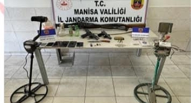 Akhisar’da 11 ev 3 işyeri ve 3 çiftliğe eş zamanlı operasyon