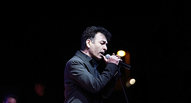 Oğuz Aksaç Akhisar'lılara keyifli Bir konser verdi