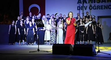 Amfi Tiyatro Merkezinde Akhisar Belediyesi Popüler Müzik Korosu,konseri