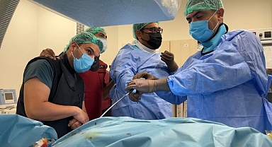 Manisa Şehir Hastanesi’nde ilk kez Enfekte ve Ana Damar- Kalbe Yapışmış Kalp Pili Ameliyatsız Çıkarıldı.