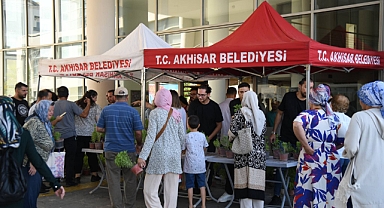 Akhisar Belediyesi'nden Ücretsiz Fesleğen Dağıtımı Yapıldı