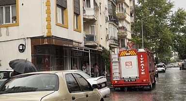 Akhisar’da apartmanın çatısına yıldırım düştü .