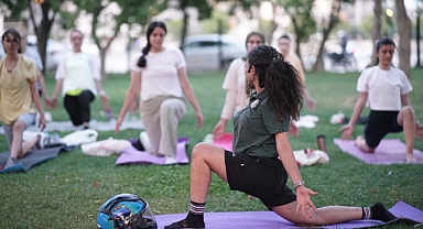 Akhisar'da Doğayla İç İçe Yoga Seansları Başladı