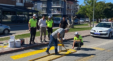 *Akhisar’da Şehir İçi ve Mahallelerde Bulunan Okul Önü Yaya Geçitleri Yenilendi: Trafik Güvenliği Sağlandı*