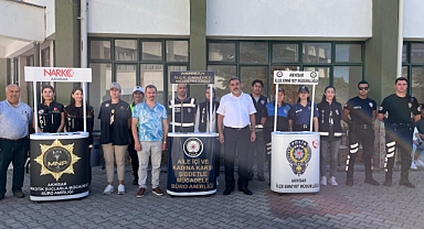 Polis, Üniversite Öğrencilerine Broşür Dağıttı