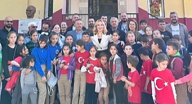 29 Ekim cumhuriyet bayramında Akhisar Lokantacılar odası Başlamış köyü ilköğretim okulunda öğrenci idareci ve davetlilere ızgara şenliği düzenledi 