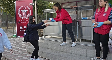Akhisar Belediyesi'nden Öğrencilere Sıcak Çorba İkramı Devam Ediyor