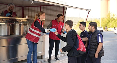 AKHİSAR BELEDİYESİ’NDEN ÖĞRENCİLERE SICAK DOKUNUŞ: ‘GÜNAYDIN ÇORBASI’