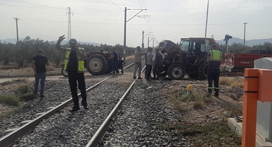 Kırkağaç'ta zeytin yüklü traktör yolcu treni ile çarpıştı!
