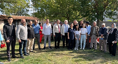 Ülkü Ocakları Başkanı ve yönetim kurulu Akhisar Huzur Evini ziyaret etti