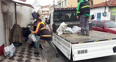 Akhisar Belediyesi’nden ihtiyaç sahibi vatandaşlara yakacak odun desteği