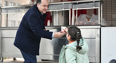 Akhisar Belediyesi'nden Öğrencilere Sıcak Çorba İkramı