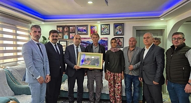 Akhisar Kaymakamı Mustafa CAN, İlçe Milli Eğitim Müdürü Mükremin KARASU ile birlikte 24 Kasım Öğretmenler Günü öncesinde, vefat eden öğretmenlerin aileleri ile buluştu.