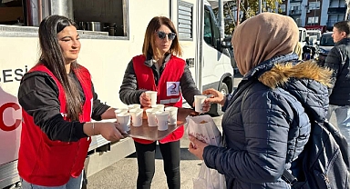 Türk Kızılay Manisa İl Merkezi Başkanlığı ekipleri, esnaf ve vatandaşlara mesir macunlu süt ikram etti.