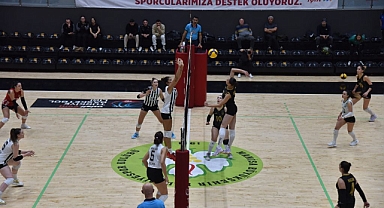 Voleybolda Manisa Büyükşehir Belediye, Akhisar Belediye'yi 3-1 mağlup etti