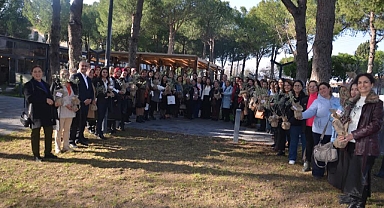 BAŞKAN DUTLULU MANİSA'DA SEÇİLMİŞ KADINLARI KAHVALTIDA BULUŞTURDU TÜM KADINLARA ÖLÜMSÜZ ZEYTİN FİDANI HEDİYE ETTİ