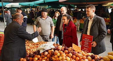 BAŞKAN ÖZALPER PAZAR YERİNDE VATANDAŞI VE ÜRETİCİLERİ DİNLEDİ “GEÇİM YOKSA SEÇİM VAR”