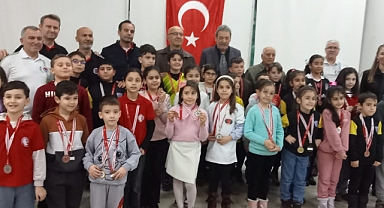 SATRANÇ YAŞ GRUPLARI TURNUVASINDA AKHİSARGÜCÜ FARKI