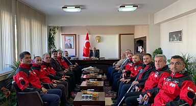 AKHİSAR İHH İNSANİ YARDIM DERNEĞİ VE ARAMA KURTARMA EKİBİNDEN AKHİSAR KAYMAKAMI MUSTAFA CAN'A VE AKHİSAR İLÇE MİLLİ EĞİTİM MÜDÜRÜ MÜKREMİN KARASU'YA ZİYARET 