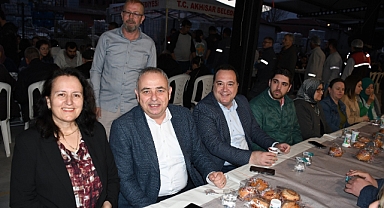 Akhisar Belediyesi'nden Şehit Reşat Ergin Cumartesi Pazarı'nda Şehri Ramazan İftar Sofrası