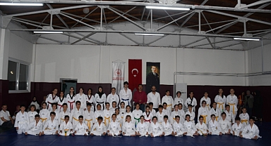 Akhisar Belediye Taekwondo Takımından Kuşak Terfi Sınavı Başarısı
