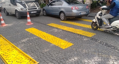 Akhisar’da Trafik Güvenliği İçin Yol Çizgileri ve Yaya Geçitleri Yenileniyor