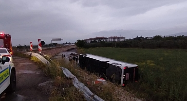 Akhisar'da Yolcu Otobüsü Şarampole Yuvarlandı: 10 Yaralı