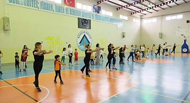 AKHİSAR SPORTS CLUB ÖĞRENCİLERİ ANNELER GÜNÜNÜ                        ANNELERİ İLE BİRLİKTE SPOR YAPARAK KUTLADILAR