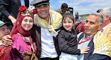 Başkan Zeyrek Akhisar’da Yörükler ve Türkmenler Derneği’nin şenliğine katıldı