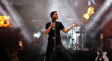 Emir Can İğrek, Akhisar’da Müzik Ziyafeti Sundu!