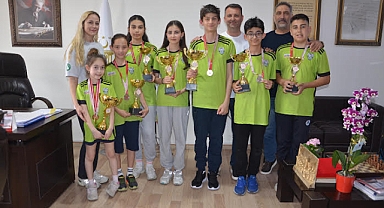 KÜÇÜK MASA TENİSÇİLER KUPALARINI BAŞKAN YARDIMCISINA GETİRDİLER