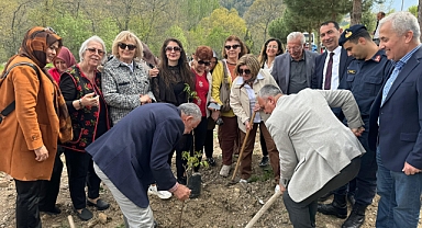 TÜRK KADINLAR KONSEYİ DERNEĞİ MANİSA ŞUBESİ TARIMDA FARKINDALIK PROJESİ KAPSAMINDA KARGINIŞIKLAR BASRİ KOÇYİĞİT ORTAOKULU'NDA FİDAN DİKTİ