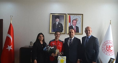 Zeynep İmge Akgül’e Kaymakam Can ’dan Ödül