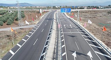 Akhisar-Gördes Yolu Yangın Nedeniyle Trafiğe Kapatıldı