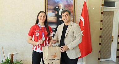 İl Müdürü Yunus Öztürk’ten Dünya İkincisi Cemile Aykoç’a Tebrik ve Ödül
