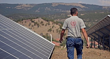 AKHİSAR BELEDİYESİ, GÜNEŞ ENERJİSİYLE HEM ÜRETİYOR HEM HİZMETE DÖNÜŞTÜRÜYOR