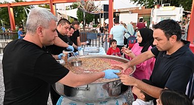 Manisa Büyükşehir Belediyesi'nden Geleneksel Aşure İkramı