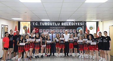 Turgutlu'nun Minik Perileri Kupayı Başkan Akın'a Getirdi