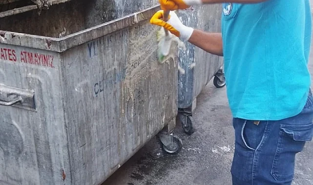 YUNUSEMRE'DE KONTEYNERLER DEZENFEKTE EDİLİYOR