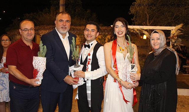 Akhisar'da Anlamlı Düğün: Her Davetliye Bir Fidan Hediye Edildi