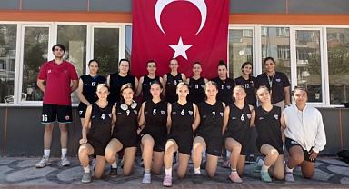 Akhisargücü Kadın Voleybol Takımı 30 Ağustos Zafer Bayramı’nı Kutladı